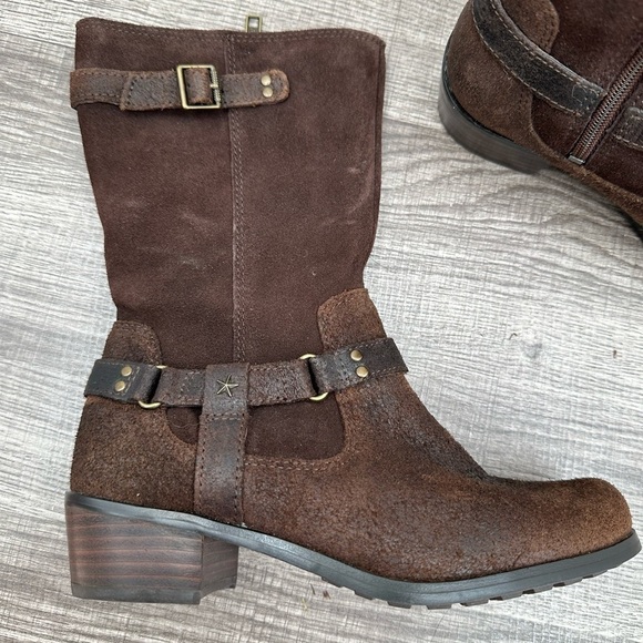 UGG girls brown leather Sherpa lining gorpcore warm boot. Girl 2 - Picture 2 of 13